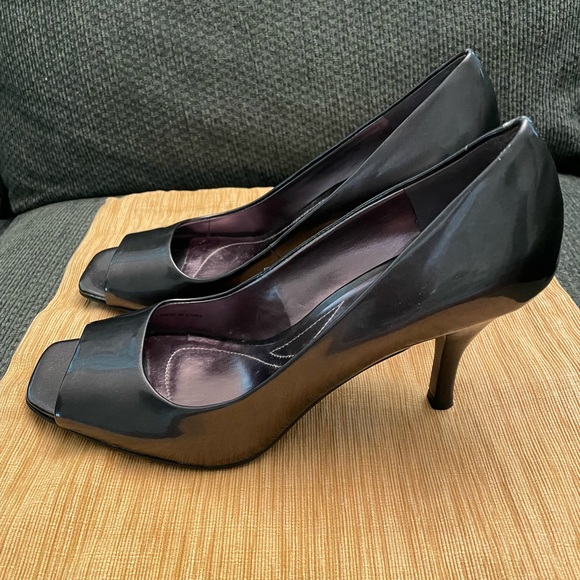 Tahari Peeptoe Herls - Picture 9 of 12
